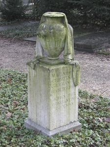 902970 Afbeelding van het grafmonumentje van J.P.C. Grolman (1841-1927) en zijn echtgenote Maria Christina Grolman geb. ...